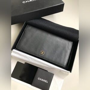 CHANEL Black Leather wallet